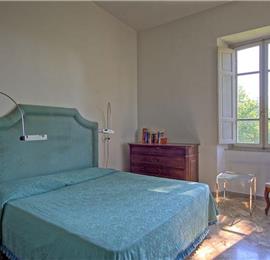 6 bedroom villa with large pool and tennis court near Arezzo, Southern Tuscany, sleeps 12